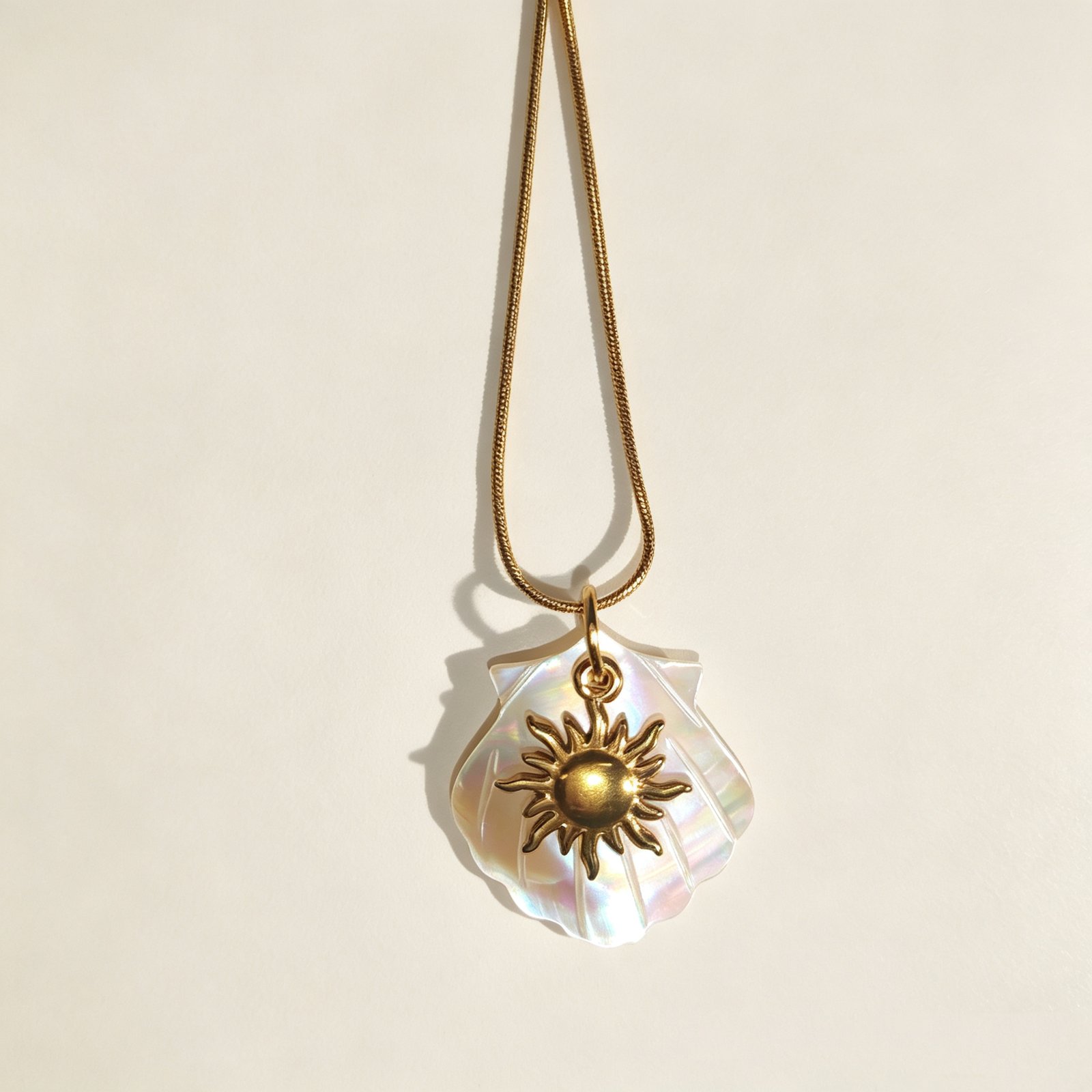 ELA BOUTIQUE| Sun Shell Pendant Necklace