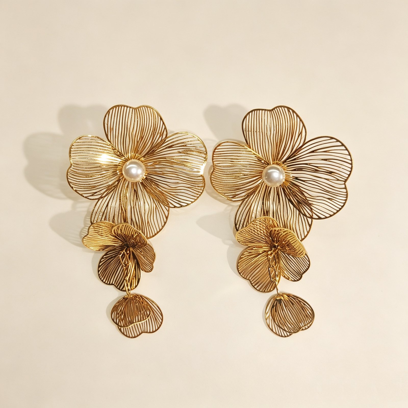 ELA BOUTIQUE| GOLD WIRE FLORAL PEARL EARRINGS