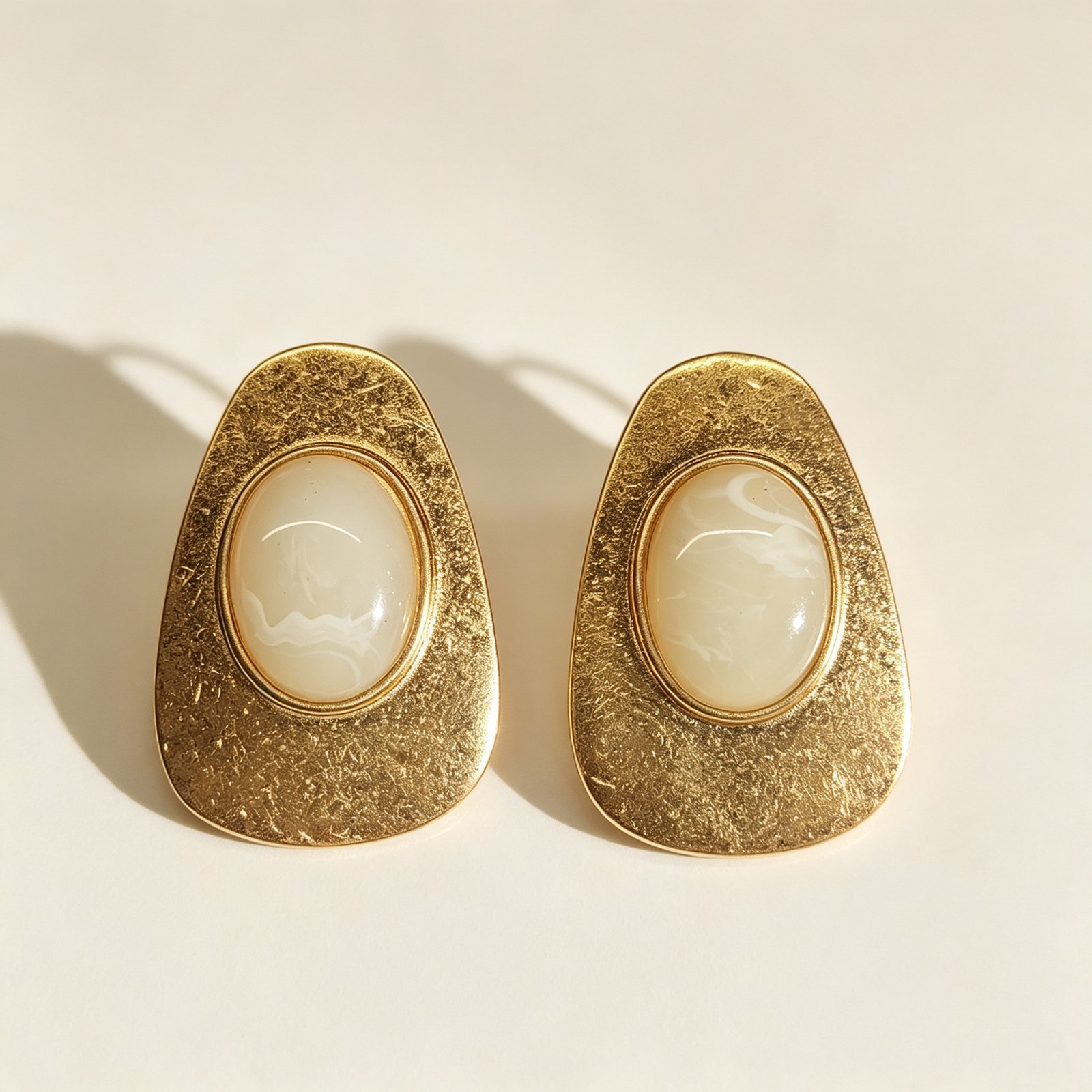 ELA BOUTIQUE| GOLD TEXTURED OVAL WHITE STONE EARRINGS