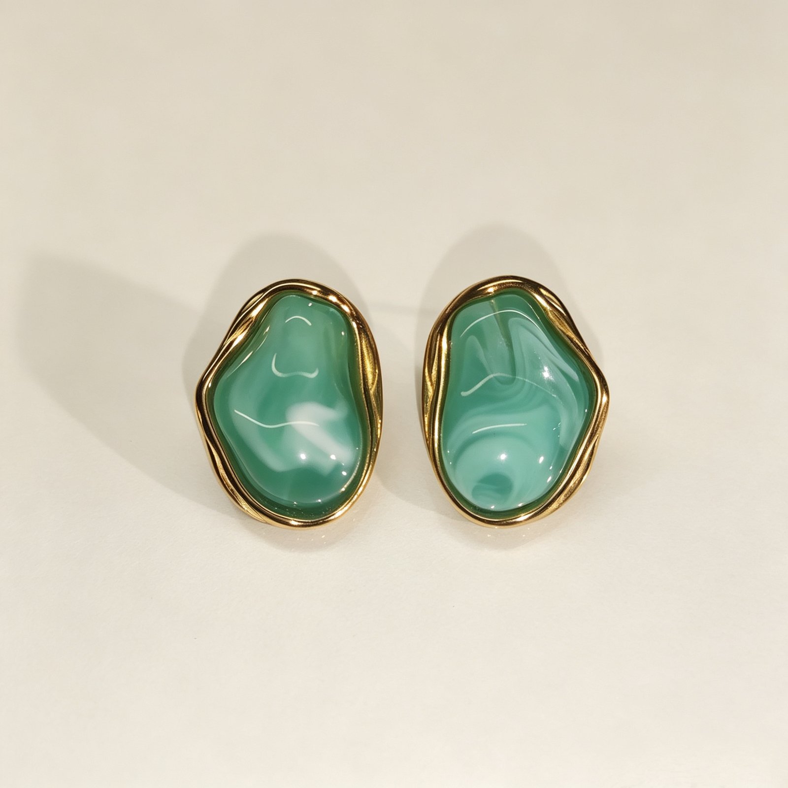 ELA BOUTIQUE| GOLD IRREGULAR GREEN STONE STUD EARRINGS
